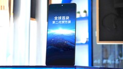 OnePlus-Präsident Louis Lee hat auf Weibo einen frühen Blick auf das BOE-Display des OnePlus 13 gewährt. (Bildquelle: OnePlus, stark aufgehellt)